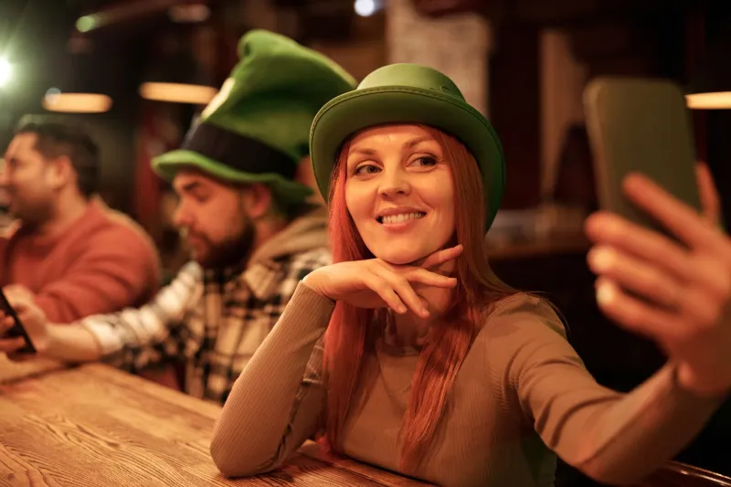 Big Win Energy: How Your Mates' Casino Stories Are Quietly Reshaping Your Betting Habits